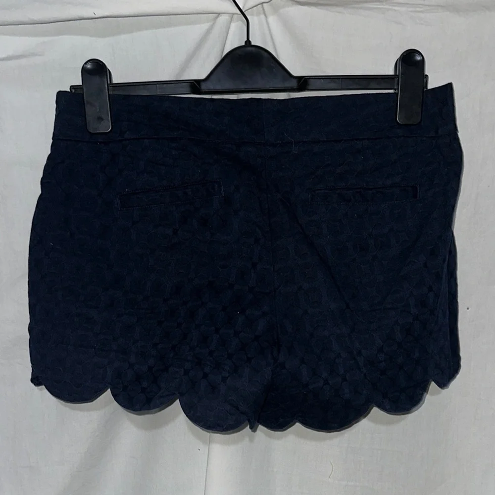 blue Crown & Ivy Shelby scalloped hem textured shorts size 6P - Picture 2 of 3